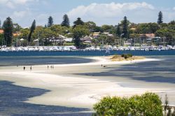 Point Walter Sandbar vicino a Fremantle, Western Australia. Questa lingua di sabbia si estende sino al fiume Swan.



