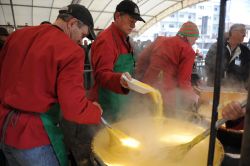 Polenta e merluzzo - © archivio Fondazione dello Storico Carnevale di Ivrea