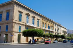 Pomeriggio d'estate in una strada del centro storico di Trapani in Italia - © gadzius / Shutterstock.com