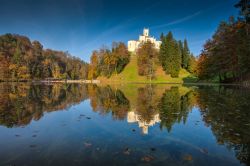 Pomeriggio d'autunno al castello di Trakoscan, Slavonia, Croazia. Questo edificio è stato costruito nel XIII° secolo all'interno del sistema di fortificazione nord-occidentale ...