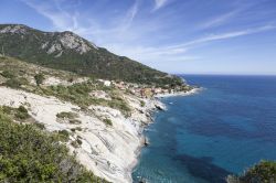 Panorama della costa di Pomonte, costa ovest dell'Isola d'Elba © Shutterschock / Shutterstock.com