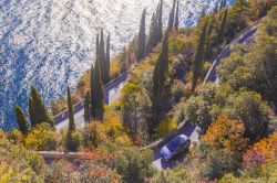 Ponarama sulla strada tortuosa sul Lago di Garda che sale a Tremosine in Lombardia
