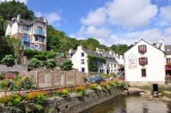 Pont Aven, il borgo della Bretagna sull'omonimo fiume in Francia - © Moonik, CC BY-SA 3.0, Wikipedia