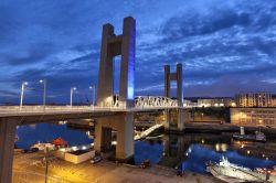 Pont de Recouvrance a Brest, Francia - Questo imponente ponte inaugurato  il 17 Luglio 1954 ha 4 piloni in cemento armato alti 64 metri con una traversa metallica sollevabile lunga 88 metri ...