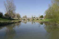 Il Pont des Echavannes a Chalon-sur-Saône (Francia) durante la Seconda Guerra Mondiale segnava il confine tra la Francia ancora libera e quella occupata dai nazisti.