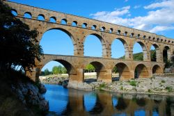 Pont du Gard nei pressi di Uzes, Francia. Situato nel sud della Francia a Vers-Pont-du-Gard, vicino a Remoulins, nel dipartimento del Gard, questo ponte romano a tre livelli attraversa il fiume ...