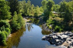 Pont du Tarn a Florac, Francia. Uno degli affascinanti paesaggi naturali che si possono ammirare in questo territorio del dipartimento della Lozère nella regione Linguadoca-Rossiglione-Midi-Pirenei.
 ...