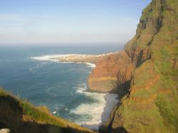 Ponta do Sol: vista della costa, con le alte scogliere e la cittadina che dominca il capo nel nord dell'isola di Santo Antão, Capo Verde.