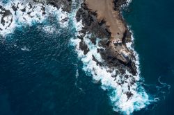 Veduta aerea di Ponta Temerosa e del suo faro presso la città di Praia, capitale di Capo Verde.
