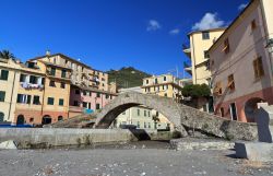 Ponte a schiena d'asino nel borgo di Bogliasco in liguria