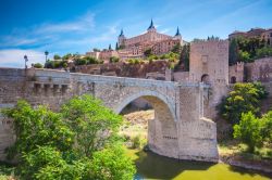 Del Ponte di Alcantara di Toledo, sul fiume Tago, colpiscono la bellezza solenne, l'eleganza e la leggerezza delle forme, ma in passato era soprattutto funzionale al controllo del traffico ...