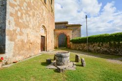 Ponte allo Spino, Sovicille: il complesso monumentale della Chiesa di San Martino, Toscana - © DiegoMariottini / Shutterstock.com