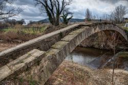 Un piccolo ponte antico a Cavaillon, nel Parco regionale del Luberon (Provenza, Francia) - foto © Shutterstock