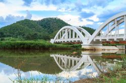 Il ponte bianco a Mae Tha, Lamphun, Thailandia. La costruzione ad archi attraversa il fiume Mae Tha da cui prende il nome anche il distretto di questa provincia thailandese.

