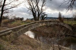 Un antico ponte presso Cavaillon, dipartimento della Vaucluse (Francia) - foto © Shutterstock