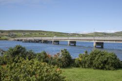 Il ponte che collega Portmagee all'isola di Valentia in Irlanda
