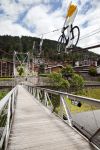 Ponte ciclabile nel resort di montagna di Morzine (Francia) in estate - © Julia Kuznetsova / Shutterstock.com