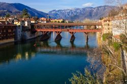 Una vista del Ponte Vecchio e del fiume Brenta a Bassano del Grappa, Veneto. Dal ponte si gode un ottimo panorama sulle montagne circostanti e sul canale del Brenta.



