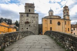 Ponte del Giubileo a Pontremoli, Toscana: si tratta di un ponte medievale. Distrutto dai tedeschi nel 1945, è stato ricostruito nelle sue forme originali nel 2000.
