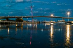 Fotografia notturna del Ponte del Mare a Pescara, Abruzzo. Questa suggestiva costruzione collega la riviera sud con quella nord del fiume Pescara permettendo di creare continuità al Corridoio ...