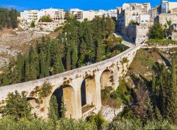 Ponte di accesso al centro del borgo di Gravina in Puglia - © leoks / Shutterstock.com