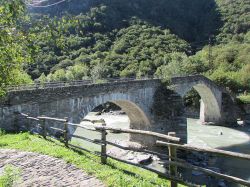 Il Ponte di Echallod in Valle d'Aosta: siamo nei pressi di Arnad - © Pmk58, CC BY-SA 4.0, Wikipedia