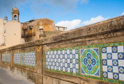 Il ponte di San Francesco, decorato cone le ceramiche, è una delle attrazioni di Caltagirone in Sicilia - © Marco Ossino / Shutterstock.com