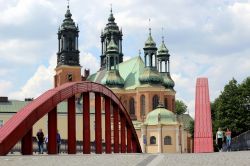 Ponte e cattedrale di Poznan, Polonia - A passeggio sul ponte che sorge di fronte alla cattedrale di Poznan © Joanna Stankiewicz-Witek / Shutterstock.com 