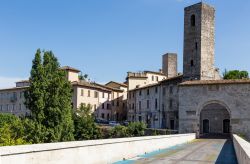 Il ponte sul fiume Tronto e la porta di accesso al borgo storico di Ascoli Piceno, Marche, Italia - © pavel068 / Shutterstock.com