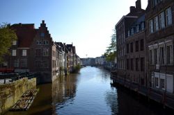 Dai ponti di Gent si può osservare il lento scorrere delle acque lungo il centro della città. Qui siamo su De Zuivelbrug, che attraversa il fiume Leie.
