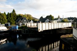 Ponte girevole lungo il Canale di Caledonia, presso Fort Augustus - Il Canale di Caledonia, costruito a fine XIX secolo e inaugurato dalla celebre Regina Vittoria in persona, sortisce il grandioso ...