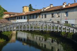 Un ponte in ferro sul canale della Martesana a Gorgonzola, Lombardia. Questo Comune di oltre 20 mila abitanti fa parte della città metropolitana di Milano.



