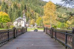 Ponte in legno a Les Contamines-Montjoie, Alta Savoia (Francia): sullo sfondo la celebre chiesa di Notre Dame de la Gorge, chiesa barocca completata nel 1759.

