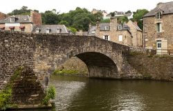 Il ponte in pietra sul fiume Rance a Dinan, in Bretagna. Il ponte risale al XV secolo ed è ancora oggi uno dei simboli del piccolo borgo bretone - foto © Bildagentur Zoonar GmbH ...