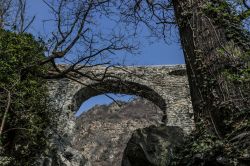 Ponte in pietra vicino a Mompantero in Val di Susa, Piemonte