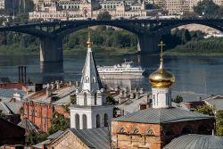 Un'immagine del ponte Kanavinsky sul fiume Oka e, in primo piano, il tempio Bozhiya Eli a Nizhny Novgorod (Russia) - foto © Sergei Butorin / Shutterstock.com
