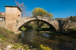 Il ponte medievale di San Francesco a Subiaco, provincia di Viterbo, Lazio. Edificato attorno al Trecento, sorge a poca distanza dall'omonimo convento e attraversa il fiume Aniene. Ha una ...