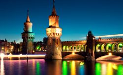 Oberbaumbrücke: il ponte di Berlino a due livelli sul fiume Sprea illuminato durante il Festival delle Luci