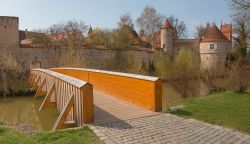 Ponte pedonale e ciclabile in legno sul fiume Moat a Dinkelsbuhl, Germania.
