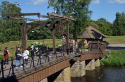 Ponte pedonale in legno nella città-fortezza di Fredrikstad, Norvegia - © Sergey Kamshylin / Shutterstock.com