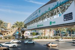 Ponte pedonale nel centro cittadino di Riyadh (Arabia Saudita) con attività commerciali - © Victor Jiang / Shutterstock.com