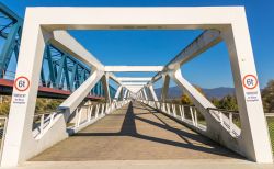 Ponte pedonale sul fiume Danubio nella città di Deggendorf, Germania.


