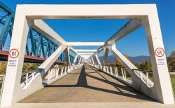 Ponte pedonale sul fiume Danubio nella città di Deggendorf, Germania.


