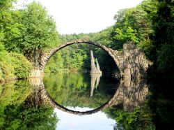 Nel parco di rododentri di Kromlau il Rakotzbrücke, ...