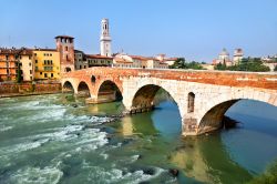 Ponte di San Pietro a Verona sul fiume Adige - Una bellissima immagine che vede come protagonista la passerella in cui sotto scorre il fiume Adige. Il ponte di San Pietro rappresenta non solo ...