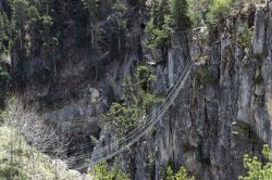 Ponte sospeso in un canyon nei pressi di Claviere, Val di Susa, Piemonte.
