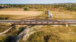 Ponte stradale fotografato dall'alto a Morciano di Romagna, Emilia Romagna.
