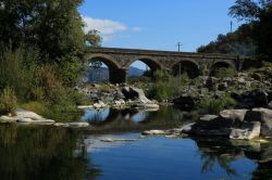 Ponte stradale nei pressi delle Gole di Alcantara in Sicilia, tra Motta Camastra e Castiglione di Sicilia - © Loretta Damska / Shutterstock.com