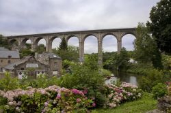 Il ponte stradale sopra al borgo di Dinan, Francia. La costruzione del viadotto nel XIX secolo spostò il traffico commerciale della città causando la decadenza del centro ...