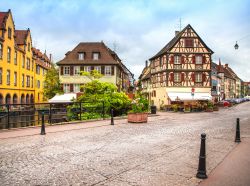 Ponte su un canale di Colmar con le tradizionali case a graticcio, Francia. E' chiamata anche la Piccola Venezia di Francia - © StevanZZ / Shutterstock.com